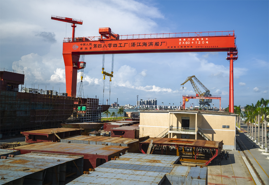 The Role of Shipbuilding Gantry Cranes in Dockside Debris Transportation